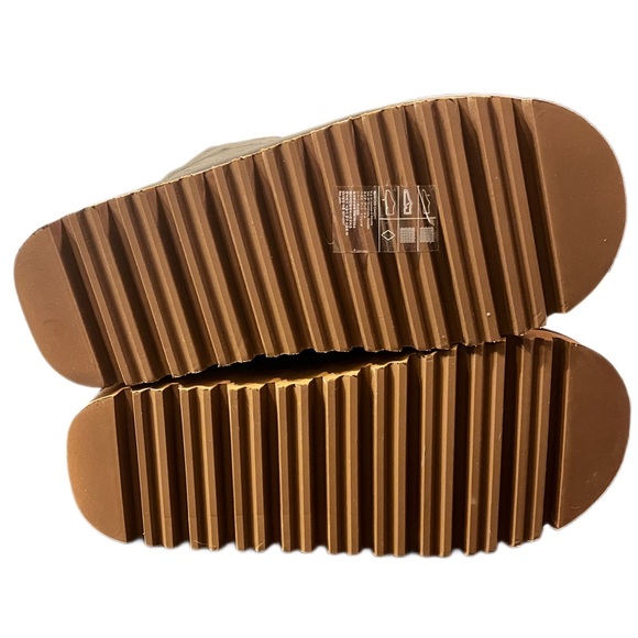 SOLD BRAND NEW Waterproof Winter puffer ankle boots with thick fleece lining - Picture 2 of 4